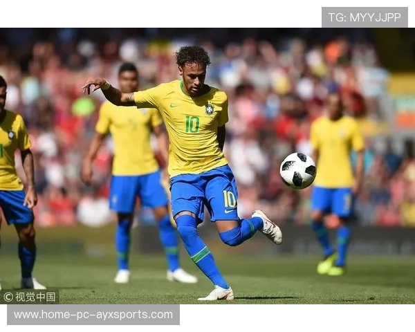 内马尔被拍到教小孩用脚停球,动作耐心而细致