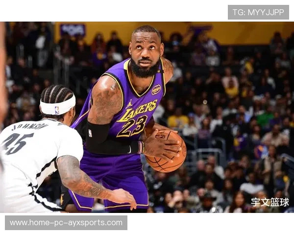 詹姆斯在赛事间隙穿起厨师帽下厨,视频走红 詹姆斯在赛事间隙穿起厨师帽下厨,视频走红